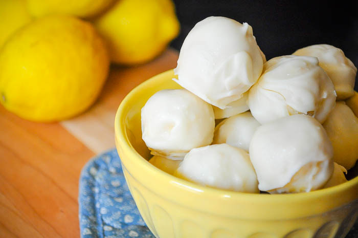 18 Sweet Lemon Desserts | www.thecardswedrew.com